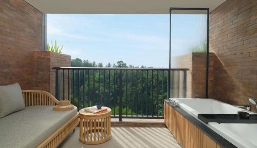 Deluxe King Room with Balcony and Forest View