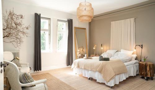 Deluxe Double or Twin Room with Shared Bathroom and Garden View