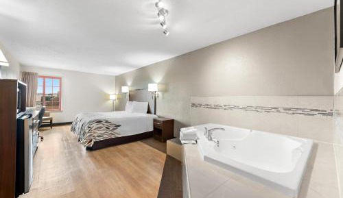 King Suite with Spa Bath - Non-Smoking