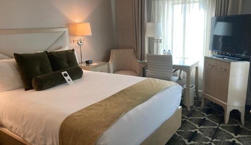 Small Queen Room