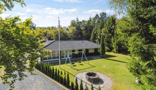 Eleven-Bedroom Holiday home