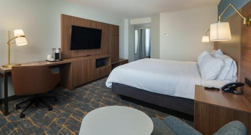 Standard King Room with Roll-in Shower - Mobility Accessible