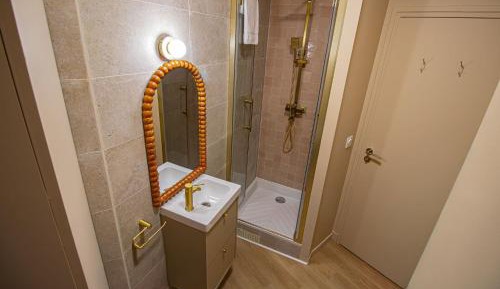Apartment with Shower