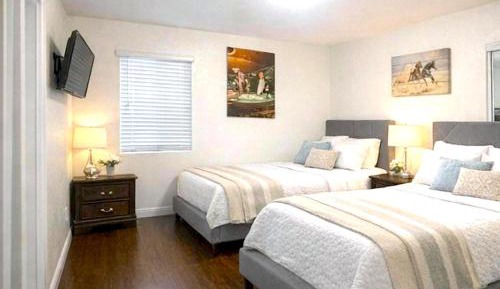Quadruple Room with Private Bathroom