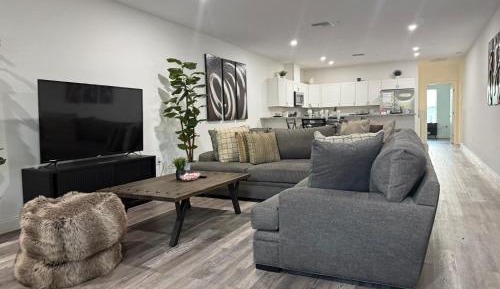 Four-Bedroom Apartment with Balcony 
