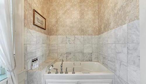 Queen Room with Spa Bath