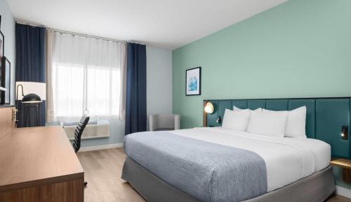 King Room with Tub and Grab Bars - Mobility/Hearing Accessible - Non-Smoking