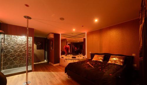 Suite with Hot Tub