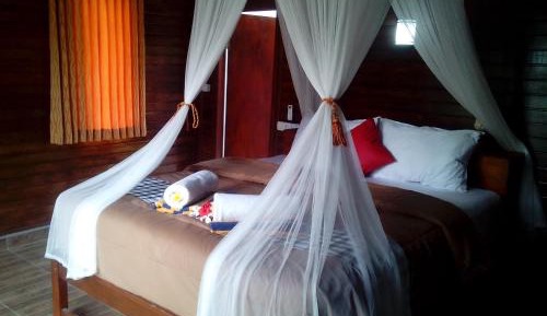 Cottage with Pool View