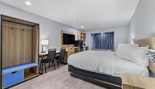 King Room with Mobility Access and Bathtub with Grab Bars, Non-Smoking