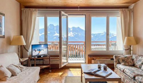 Apartment with Mountain View