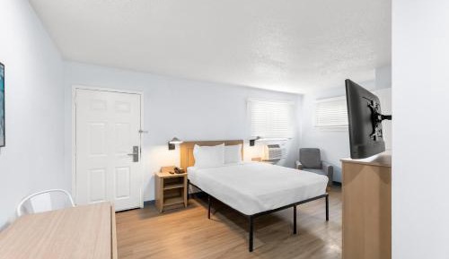 Upgraded 1 Queen Accessible Room