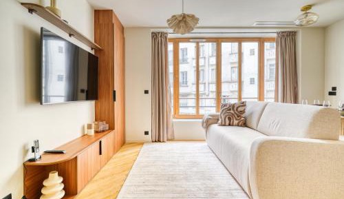 Deluxe One-Bedroom Apartment