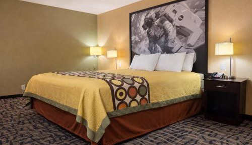 King Room with Bath Tub - Mobility Accessible/Non-Smoking