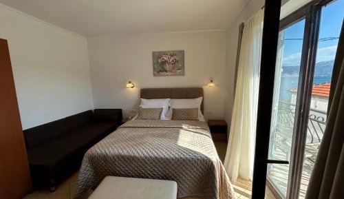 Triple Room with Balcony and Sea View