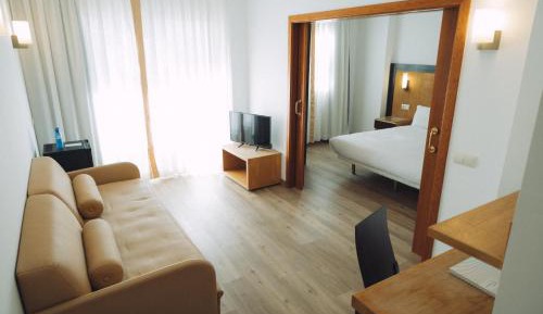 Family Room (2 Adults + 2 Children)