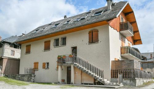 Two-Bedroom Apartment with Mountain View