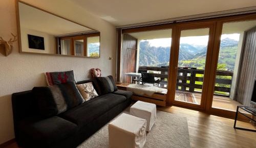 Apartment with Mountain View