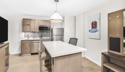 One-Bedroom King Suite with Panoramic View