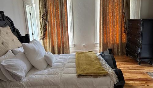 Deluxe Queen Suite