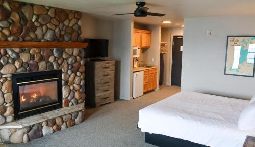 Lakeside Lodge King with Jacuzzi