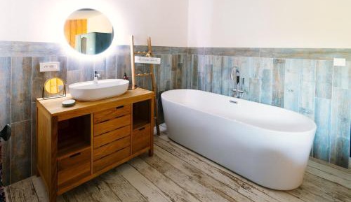 Queen Room with Pool View