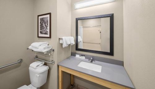 Queen Room with Mobility/Hearing Access and Tub with Grab Bars -  Non-Smoking