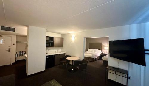 Deluxe Queen Suite