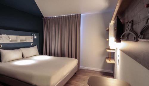 Standard Double Room with Retractable Bed