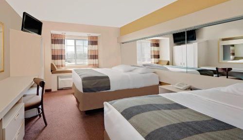 Room with Two Queen Beds, Bathtub and Grab Bars - Mobility Accessible/Non-Smoking