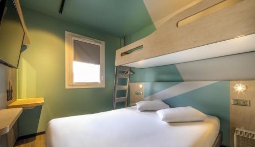 Standard Room with One Double Bed and One Single Bed