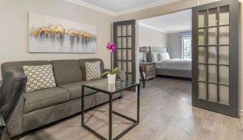 Two-Room King Suite with Bath Tub and Sofa Bed - Disability/Non-Smoking