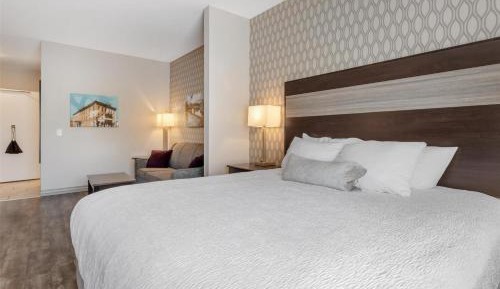 King Suite with Roll-In Shower and Sofa Bed - Disability/Non-Smoking