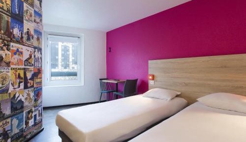 Cabrio Twin Room with Bathroom