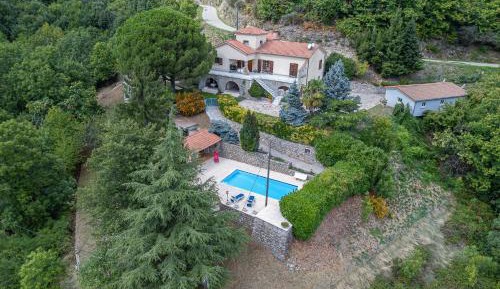 Two-Bedroom Deluxe Apartment with Garden View