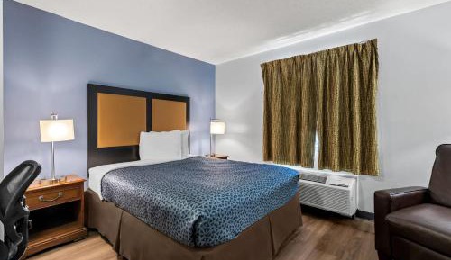 Queen Suite with Roll-In Shower - Disability Access/Non Smoking