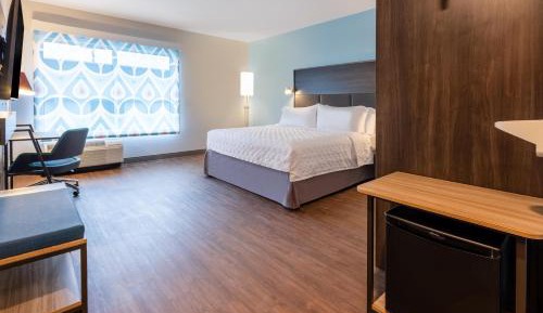 King Room with Roll-In Shower - Mobility Access