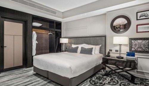 Junior King Suite with Living Room and Club Access