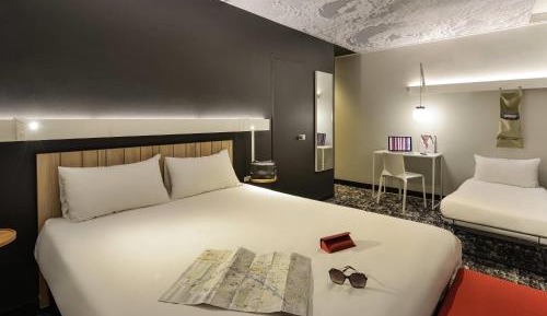 Standard Room with One Double Bed and One Single Bed