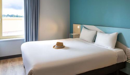 Standard Room with One Double Bed and One Single Bed