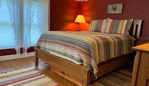 Double Room with Private Bathroom (Burgundy)