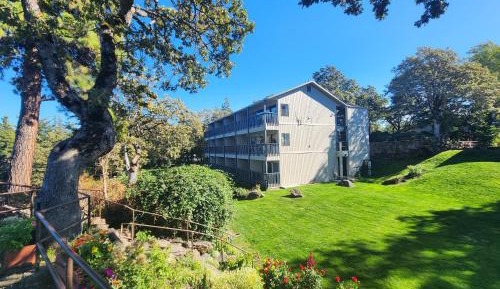 1 King Bed, River View with Balcony (Pet-Friendly)