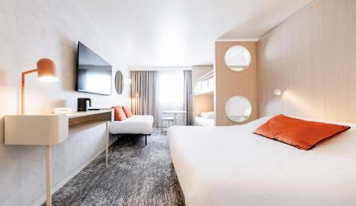 2 Adjacent Rooms
