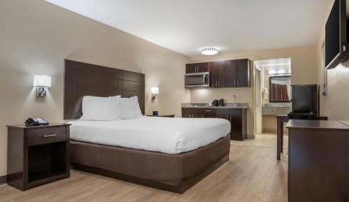 King Room with Kitchenette - Non-Smoking