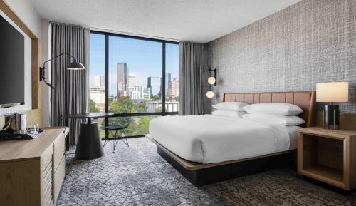 Club level, Guest room, 1 King, City view, Top floor