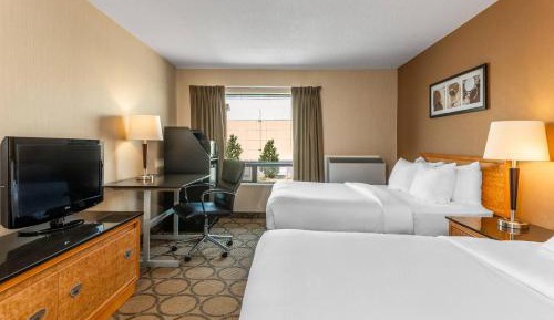 Queen Room with Two Queen Beds - Non-Smoking/Upper Floor