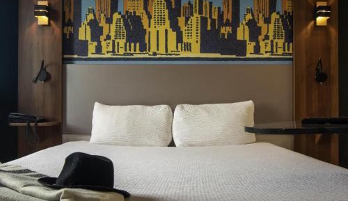 Family Room: Two Communicating Rooms with One Double Bed