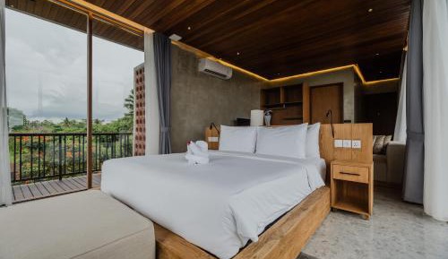 Suite with Bath Tub and Jungle View