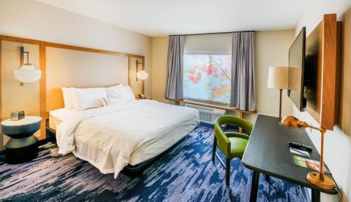 King Room with Adapted Tub - Mobility and Hearing Accessible