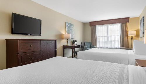 Queen Suite with Two Queen Beds, Sofa Bed and Sitting Area - Non-Smoking